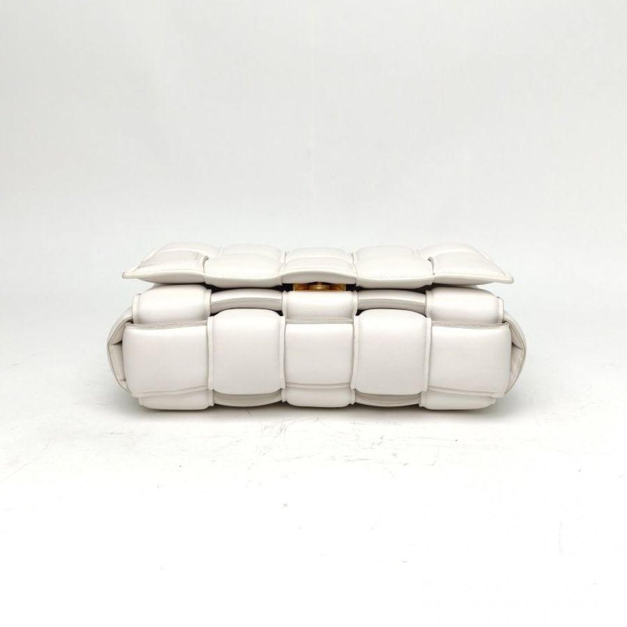 BOTTEGA VENETA CassettePadded加襯中號26白色羊皮肩背包-4