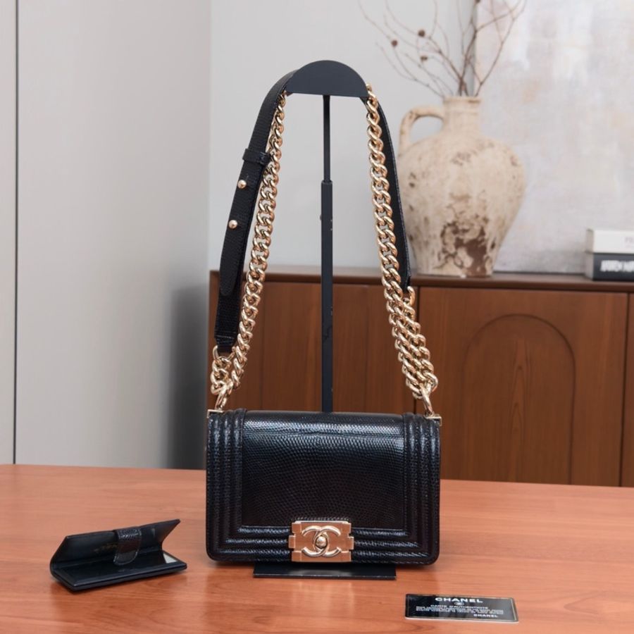 【威選精品】  ✨ CHANEL 黑金蜥蜴紋 Le Boy 小號肩背斜背包 ✨-1