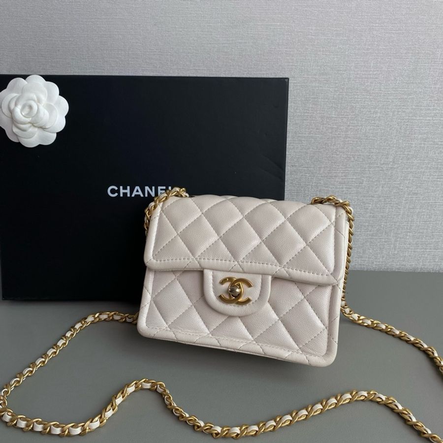 Chanel香奈兒 白色金扣 荔枝皮豆腐包斜背包-1
