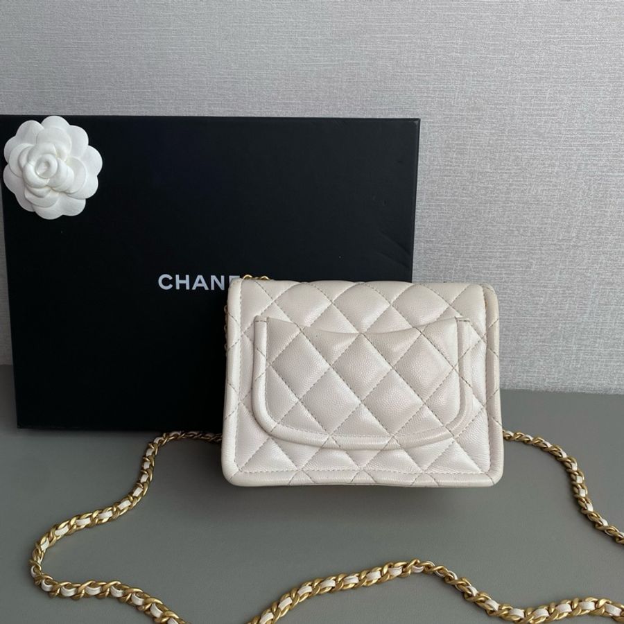 Chanel香奈兒 白色金扣 荔枝皮豆腐包斜背包-2