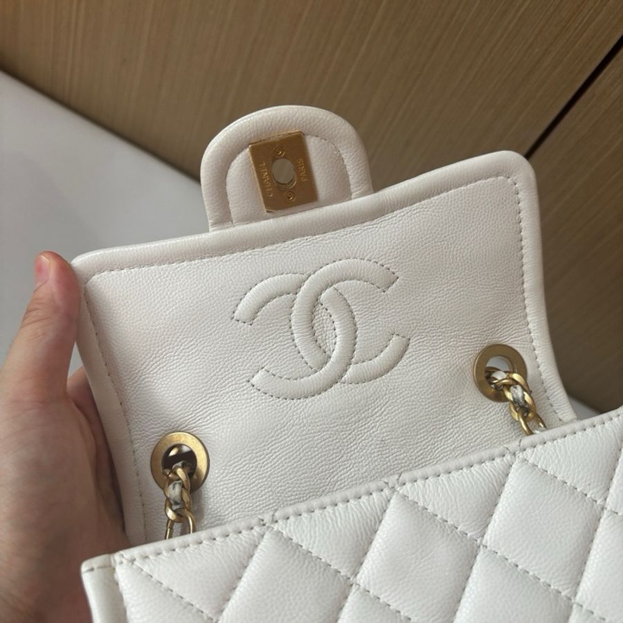 Chanel香奈兒 白色金扣 荔枝皮豆腐包斜背包-6