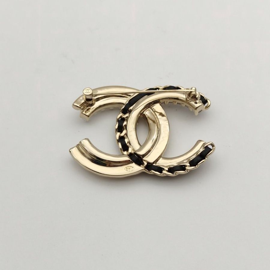 CHANEL 黑白皮穿鏈間珍珠水鑽雙C胸針大號合金-1