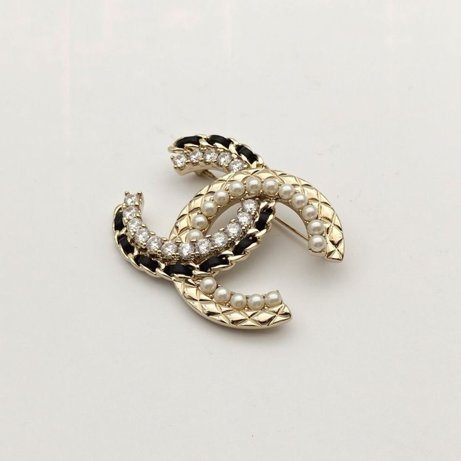 CHANEL 黑白皮穿鏈間珍珠水鑽雙C胸針大號合金-2