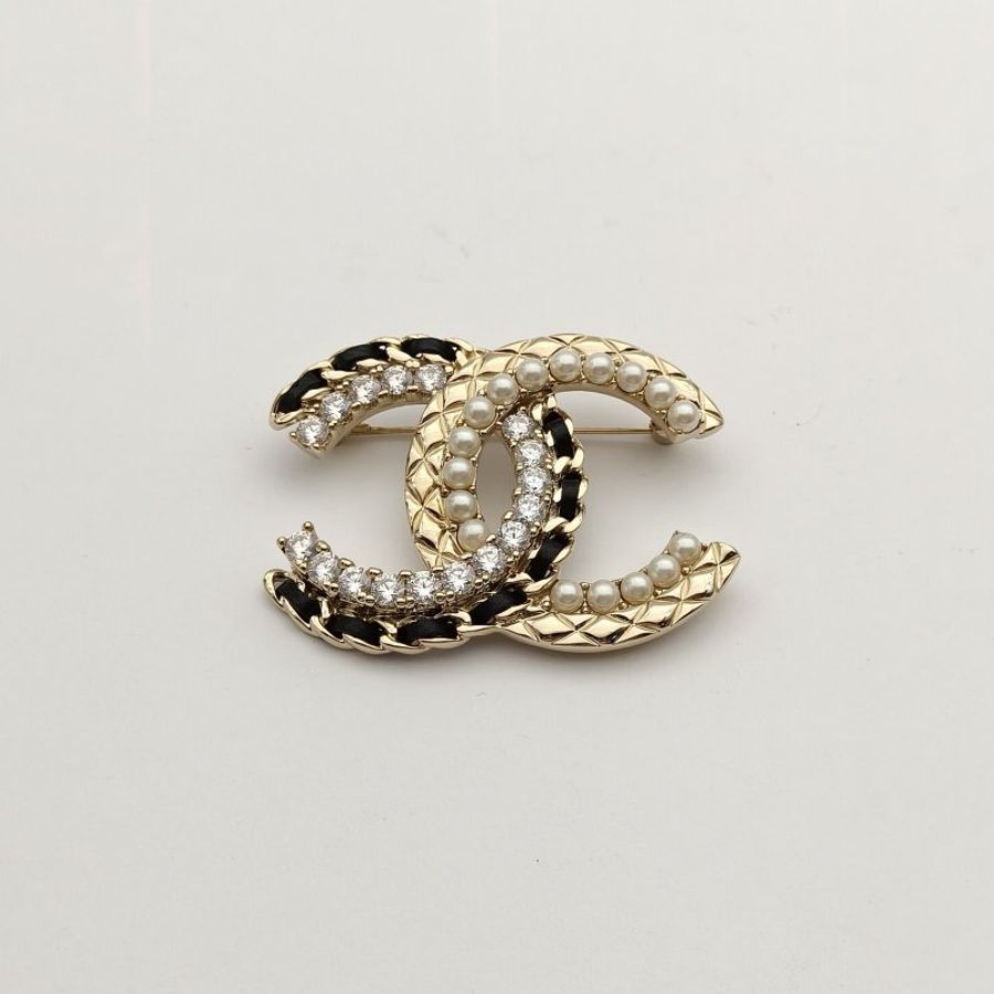 CHANEL 黑白皮穿鏈間珍珠水鑽雙C胸針大號合金-3