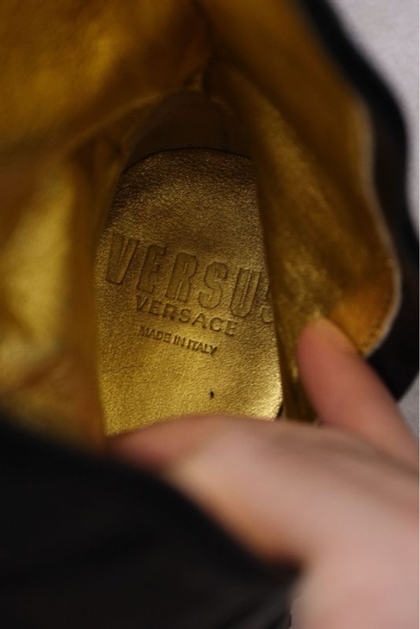 Versace牛皮革狮头徽章系带中筒靴-8