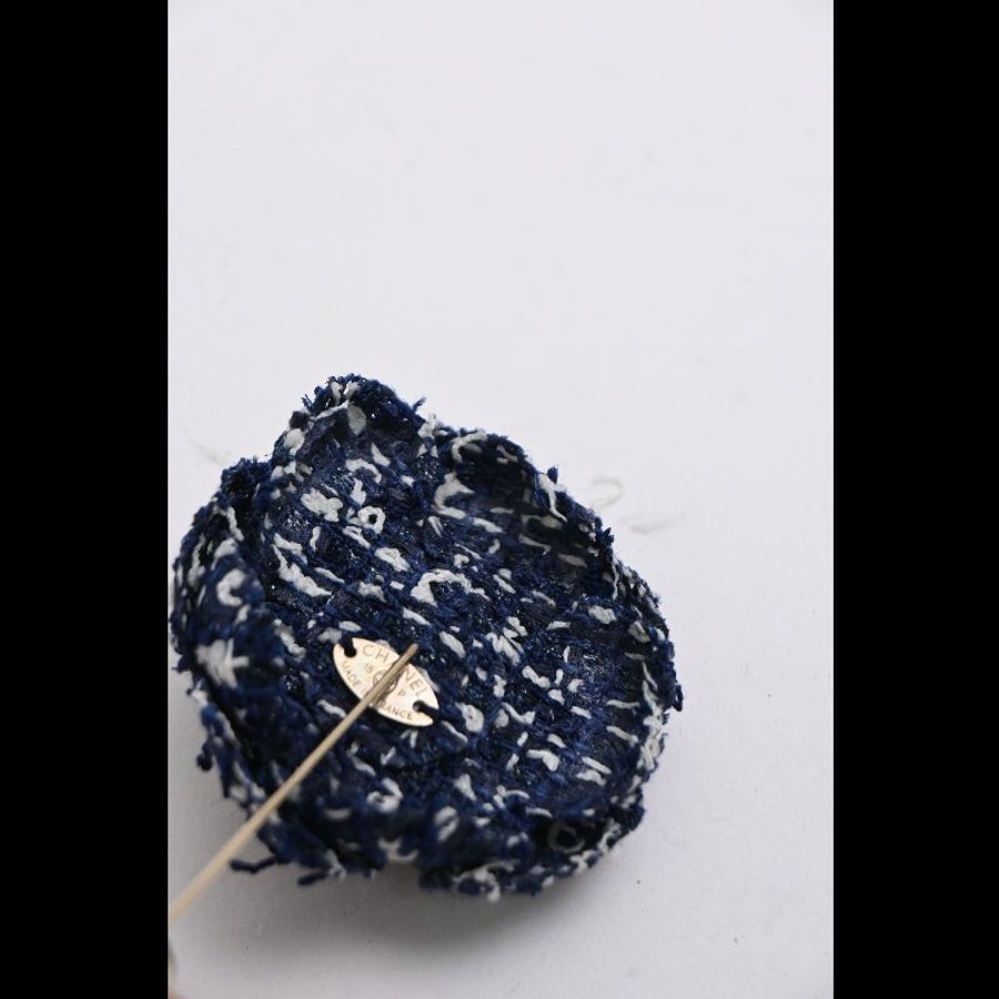 Chanel 15年蓝白粗花呢金球吊坠山茶花胸针-3