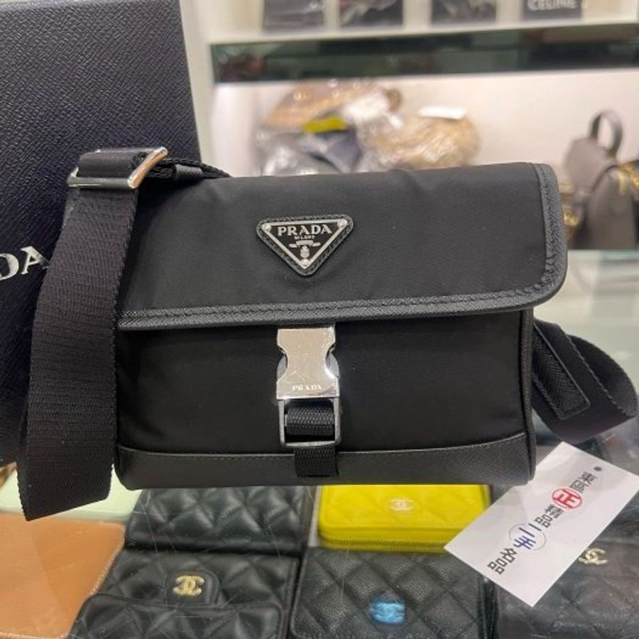 東區正精品㊣PRADA 2ZH108 PRADA 黑色尼龍銀三角牌釦式迷你翻蓋小手機包肩背包斜背包 RZ6542-0