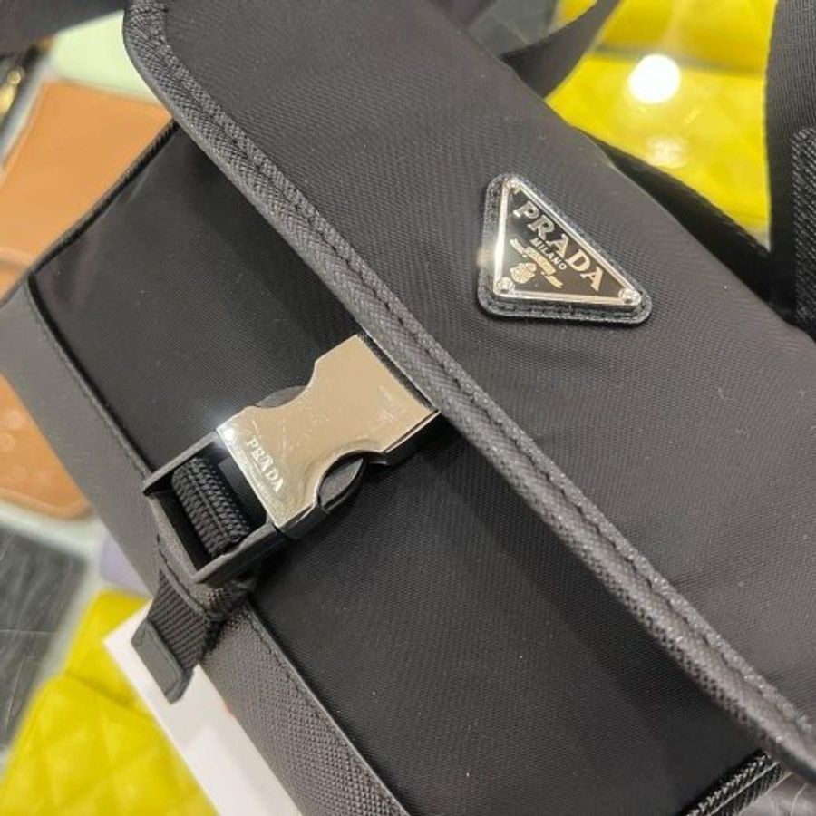 東區正精品㊣PRADA 2ZH108 PRADA 黑色尼龍銀三角牌釦式迷你翻蓋小手機包肩背包斜背包 RZ6542-4