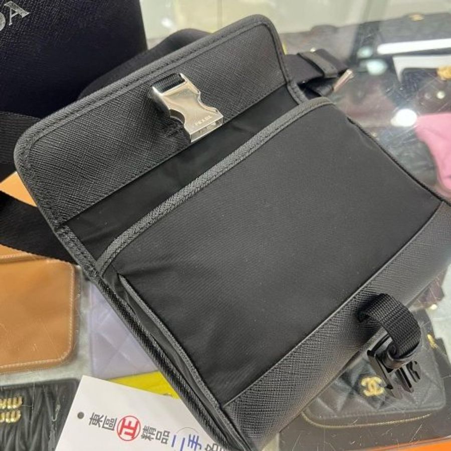 東區正精品㊣PRADA 2ZH108 PRADA 黑色尼龍銀三角牌釦式迷你翻蓋小手機包肩背包斜背包 RZ6542-9