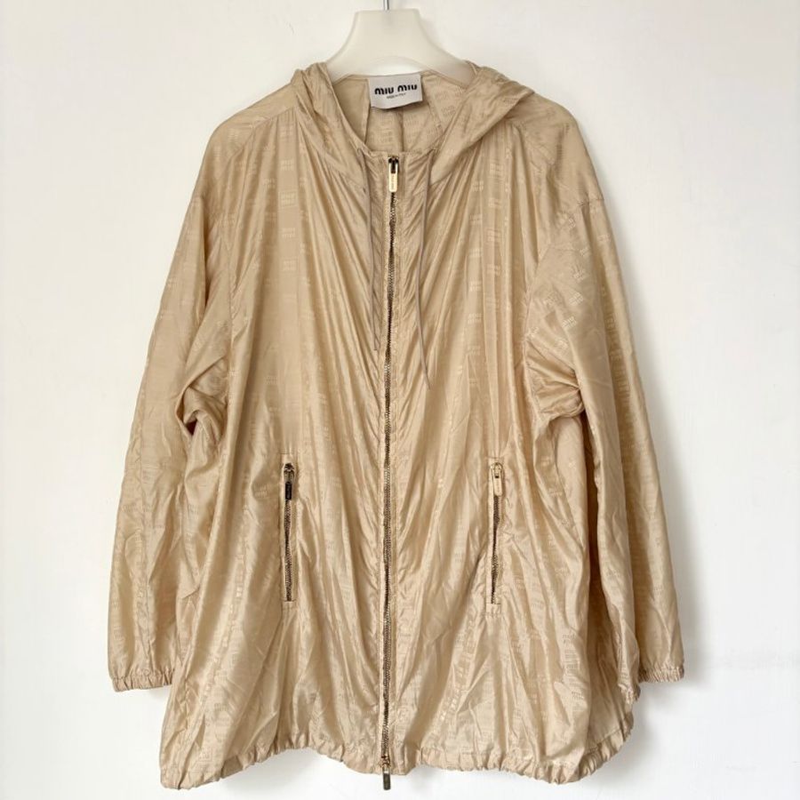 ::MIUMIU:: 沙色滿版LOGO拉鍊尼龍束腰連帽外套 38號-2