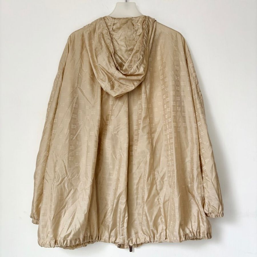 ::MIUMIU:: 沙色滿版LOGO拉鍊尼龍束腰連帽外套 38號-3