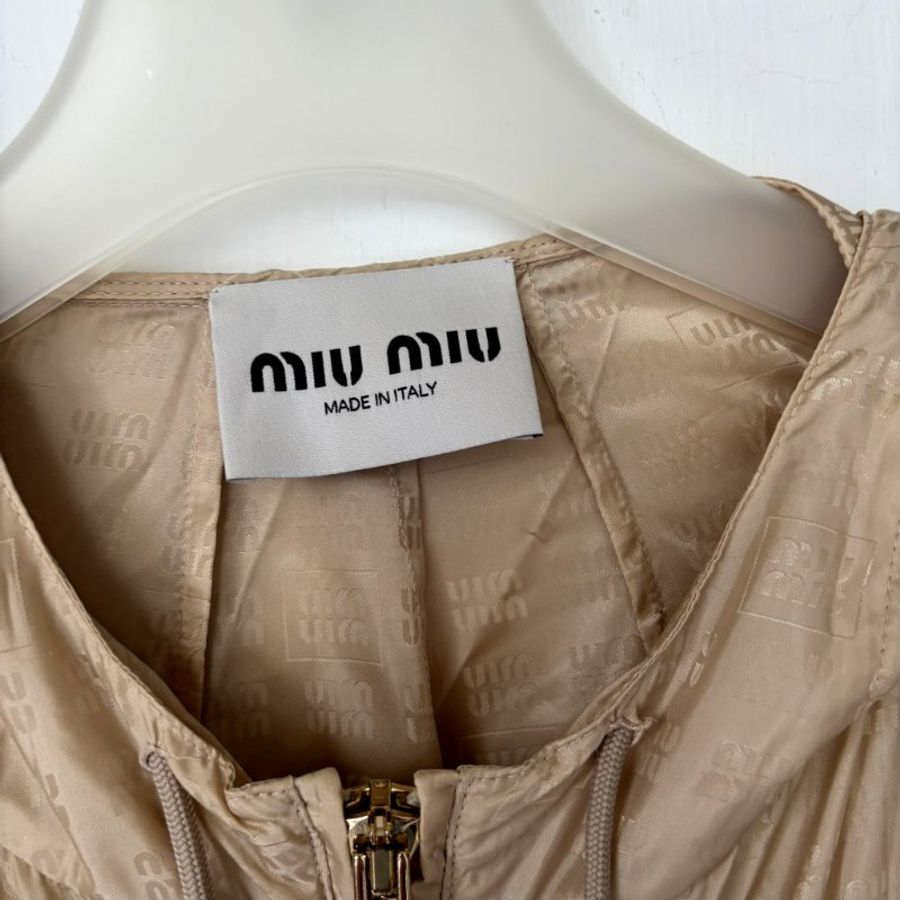 ::MIUMIU:: 沙色滿版LOGO拉鍊尼龍束腰連帽外套 38號-4