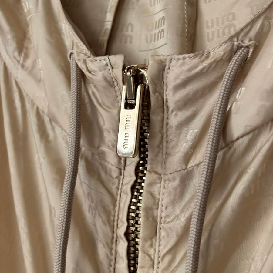 ::MIUMIU:: 沙色滿版LOGO拉鍊尼龍束腰連帽外套 38號-5