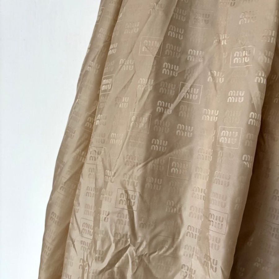 ::MIUMIU:: 沙色滿版LOGO拉鍊尼龍束腰連帽外套 38號-13