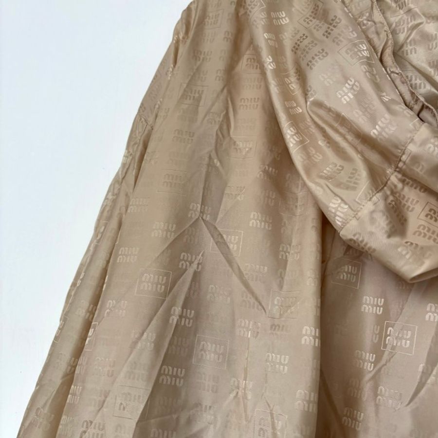::MIUMIU:: 沙色滿版LOGO拉鍊尼龍束腰連帽外套 38號-14