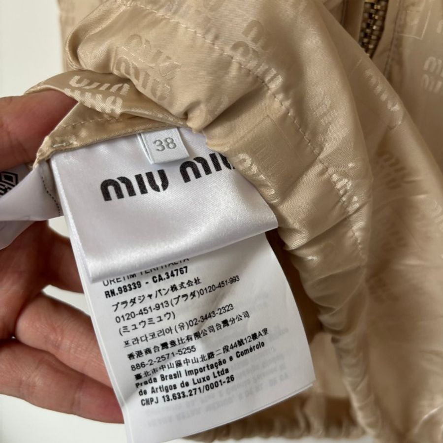 ::MIUMIU:: 沙色滿版LOGO拉鍊尼龍束腰連帽外套 38號-17