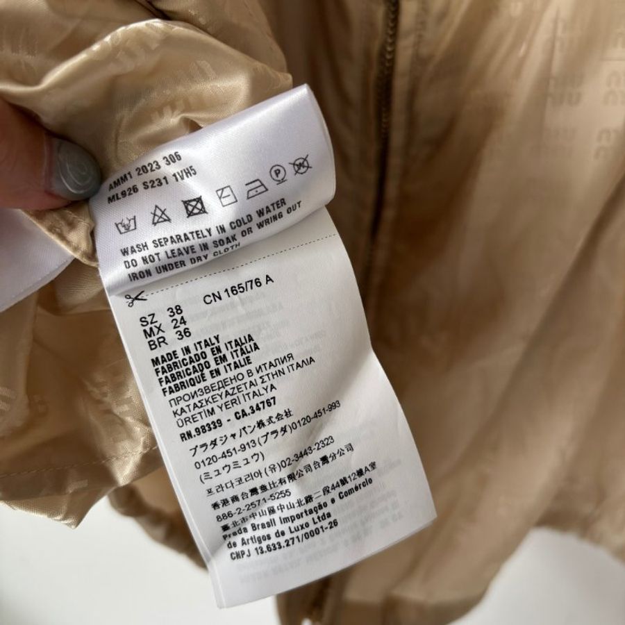 ::MIUMIU:: 沙色滿版LOGO拉鍊尼龍束腰連帽外套 38號-19