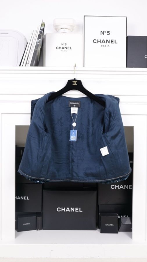 Chanel 12年秀款孔雀绿亮片滚边山茶花胸针crop短外套-3