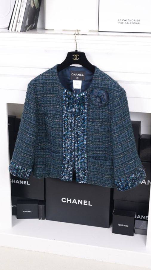 Chanel 12年秀款孔雀绿亮片滚边山茶花胸针crop短外套-4
