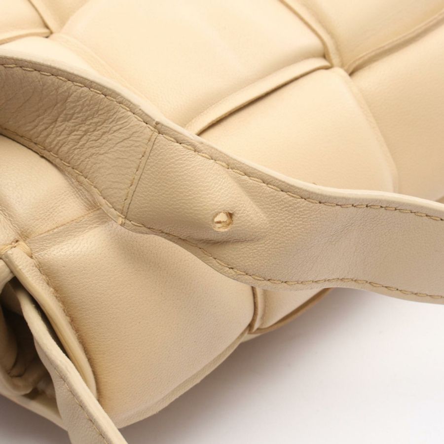 BOTTEGA VENETA 女士米色皮革卡帶肩挎包-6