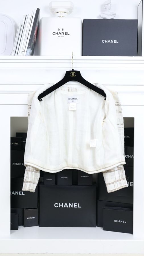 Chanel 15年迪拜系列琉璃扣两口袋crop短外套-4