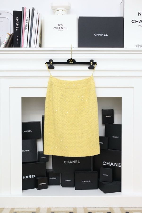 Chanel 96年秀款小鸡黄V领亮片上衣外套半裙套装-4