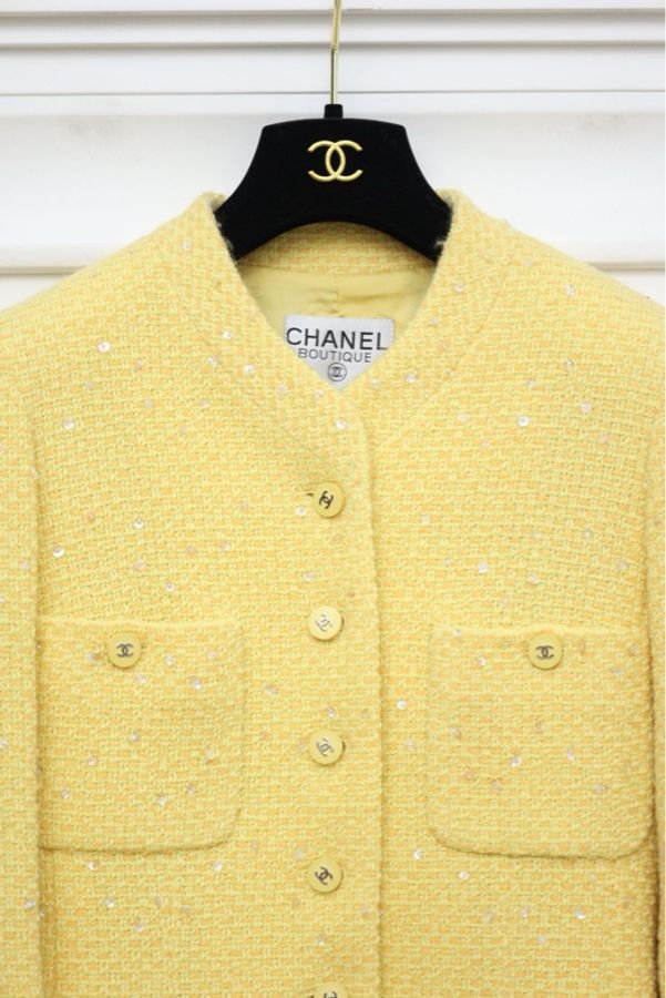 Chanel 96年秀款小鸡黄V领亮片上衣外套半裙套装-36