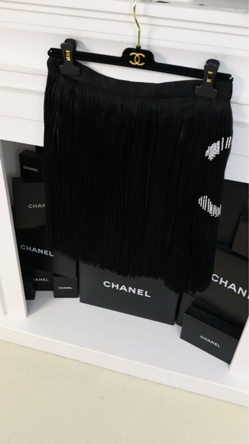 Chanel 22A高级手工坊系列珍珠刺绣cc logo黑色百褶纱裙半裙-3