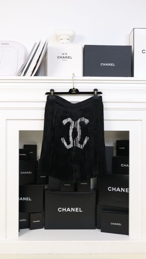 Chanel 22A高级手工坊系列珍珠刺绣cc logo黑色百褶纱裙半裙-4