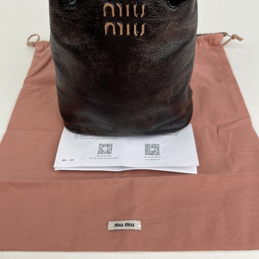 🖤 鑒定師的收藏 🖤 MIU MIU Nappa Leather Pouch 復古做舊抽繩雙肩帶迷你水桶包 納帕羊皮 福袋包-19