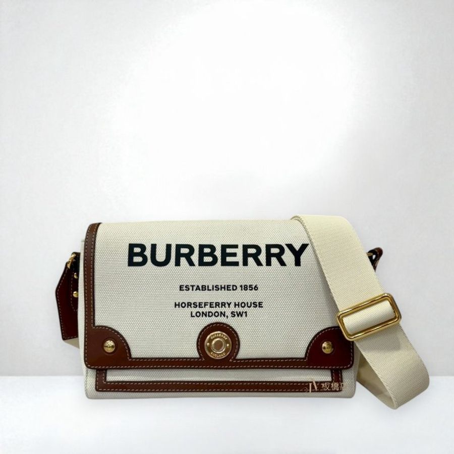 JS1535-BURBERRY 米白帆布印花下蓋斜背包-0