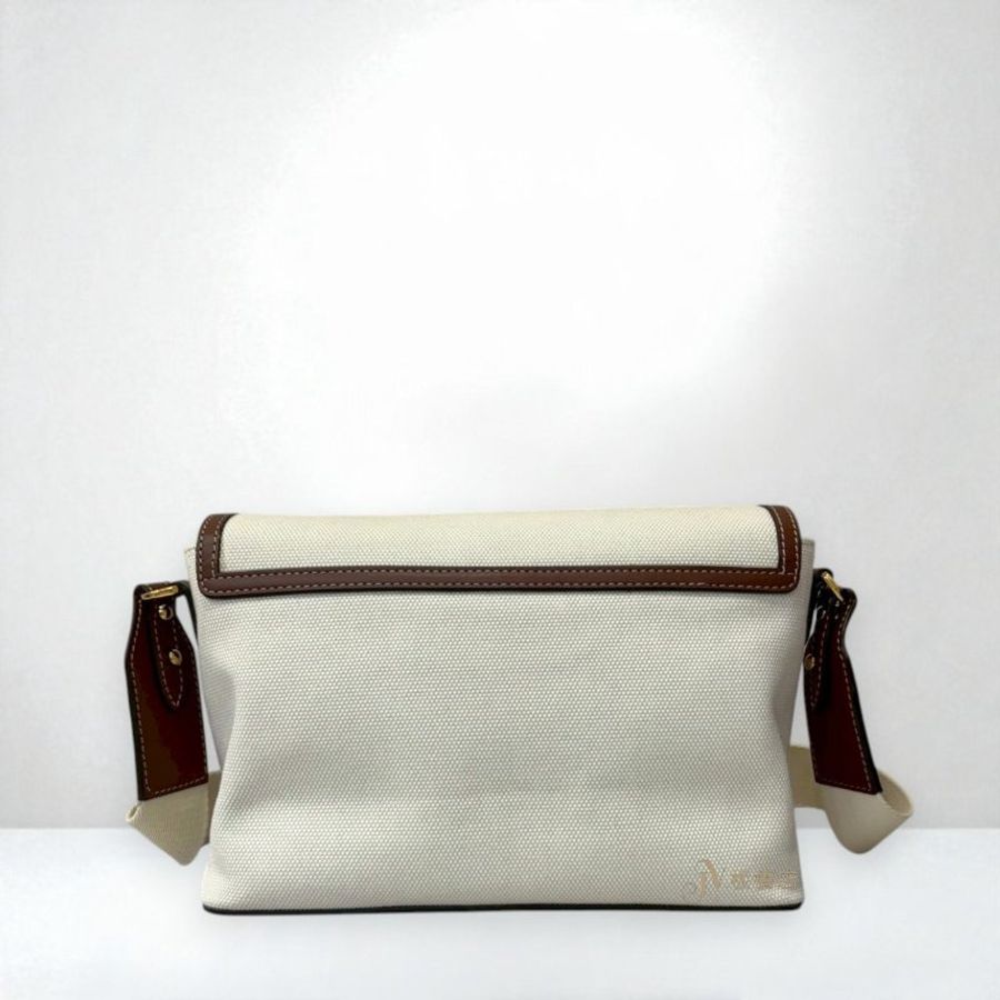 JS1535-BURBERRY 米白帆布印花下蓋斜背包-1