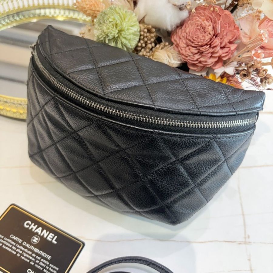 CHANEL 經典荔枝牛皮菱格紋胸背包-1