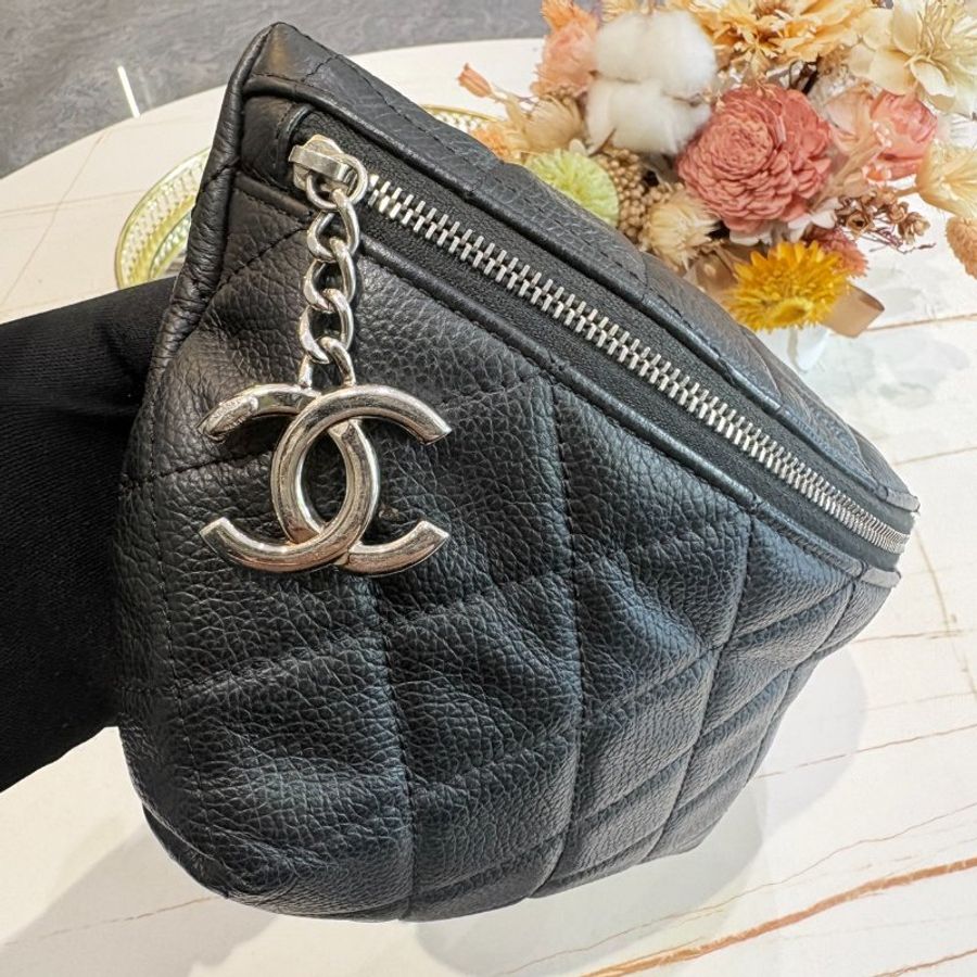 CHANEL 經典荔枝牛皮菱格紋胸背包-5
