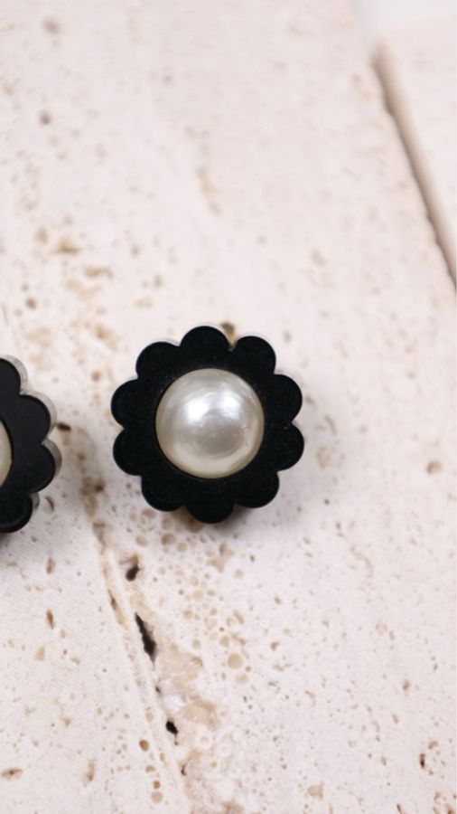 Chanel 95年黑白珍珠花朵滚边耳夹-3