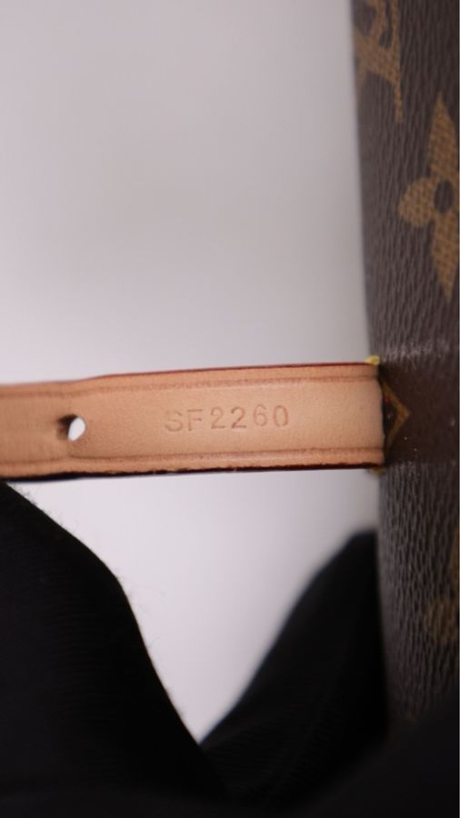 LV 金银老花图案吸管手拿包-33