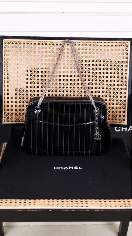 Chanel 10开黑银漆皮竖条纹相机包单肩包-0