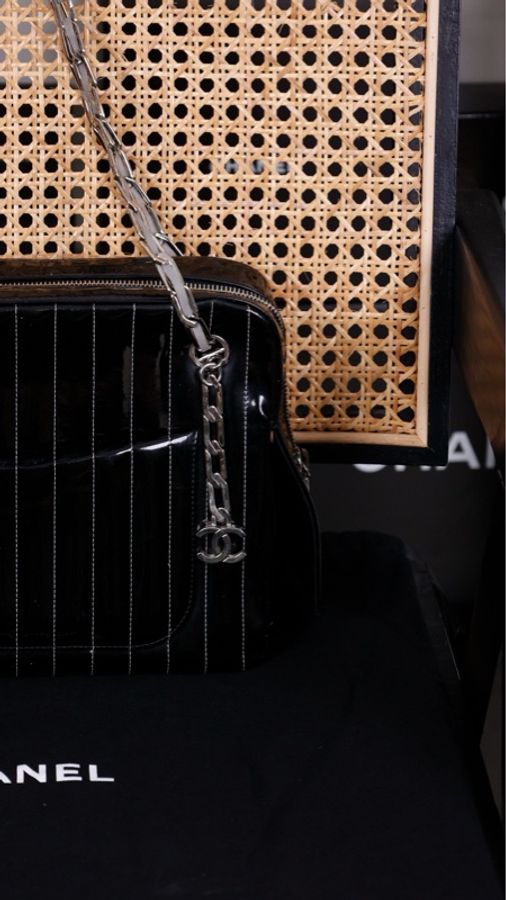 Chanel 10开黑银漆皮竖条纹相机包单肩包-26