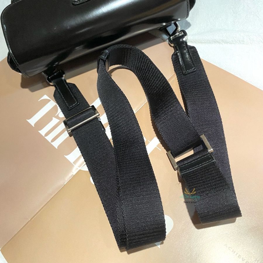 PRADA 普拉達 2ZH108 黑色 尼龍 銀三角 扣式 迷你斜背包 信差包 郵差包-11