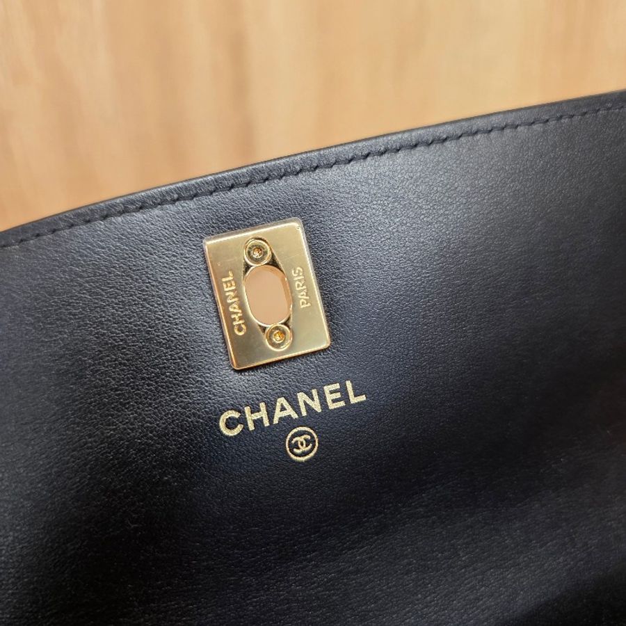 [品況很好🥨] Chanel黑荔枝皮金釦CF吊飾肩斜背包-9
