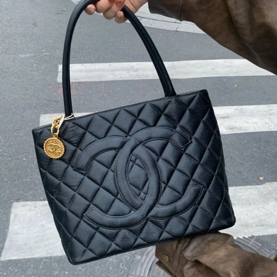 【入圍全球50款最值得入手的包包✨】CHANEL Hilton 希爾頓包 熔岩金扣 魚子醬 Tote托特包-1