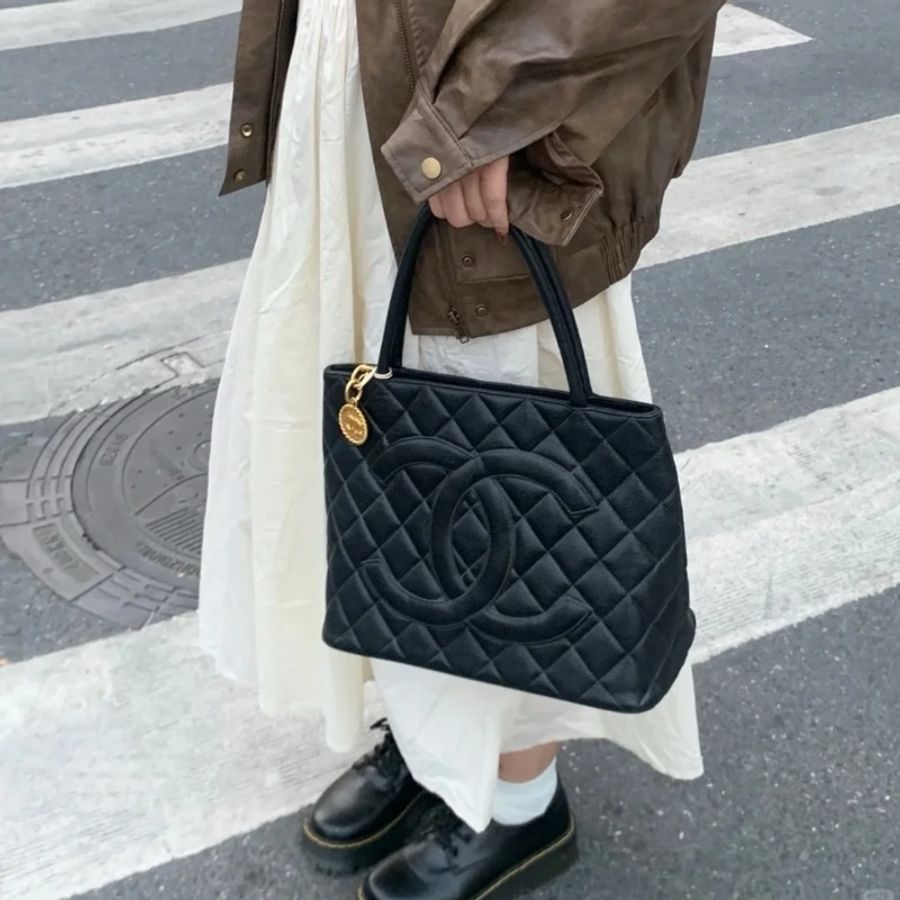 【入圍全球50款最值得入手的包包✨】CHANEL Hilton 希爾頓包 熔岩金扣 魚子醬 Tote托特包-2