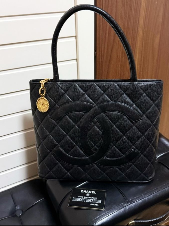 【入圍全球50款最值得入手的包包✨】CHANEL Hilton 希爾頓包 熔岩金扣 魚子醬 Tote托特包-3