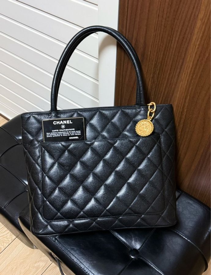 【入圍全球50款最值得入手的包包✨】CHANEL Hilton 希爾頓包 熔岩金扣 魚子醬 Tote托特包-4