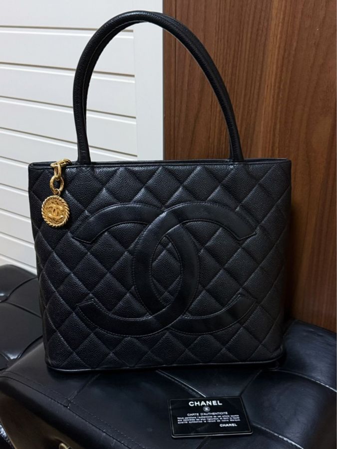 【入圍全球50款最值得入手的包包✨】CHANEL Hilton 希爾頓包 熔岩金扣 魚子醬 Tote托特包-5