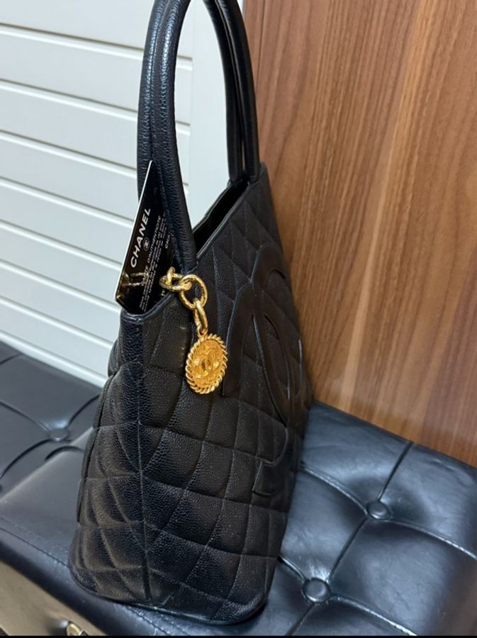 【入圍全球50款最值得入手的包包✨】CHANEL Hilton 希爾頓包 熔岩金扣 魚子醬 Tote托特包-6