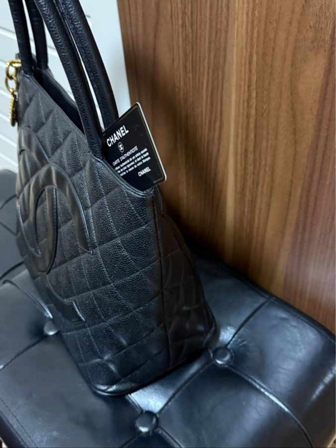 【入圍全球50款最值得入手的包包✨】CHANEL Hilton 希爾頓包 熔岩金扣 魚子醬 Tote托特包-7