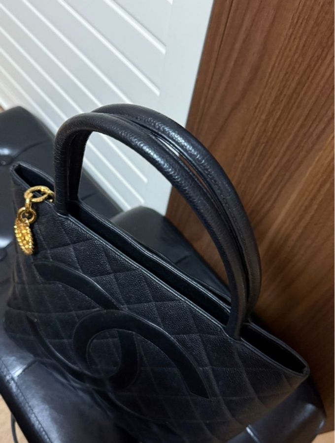 【入圍全球50款最值得入手的包包✨】CHANEL Hilton 希爾頓包 熔岩金扣 魚子醬 Tote托特包-8