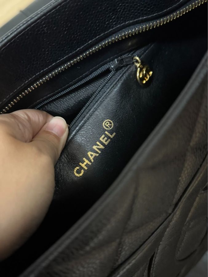 【入圍全球50款最值得入手的包包✨】CHANEL Hilton 希爾頓包 熔岩金扣 魚子醬 Tote托特包-9
