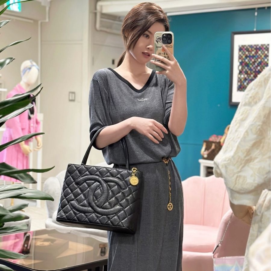 【入圍全球50款最值得入手的包包✨】CHANEL Hilton 希爾頓包 熔岩金扣 魚子醬 Tote托特包-12